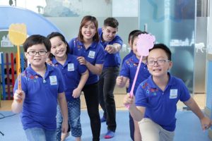 Bố mẹ an tâm cho bé học tại trung tâm tiếng Anh uy tín Apollo English