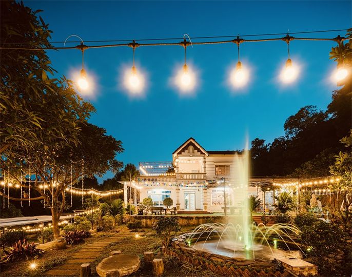5 vị trí lắp đèn LED trang trí sân vườn đẹp nhất cho homestay